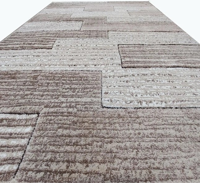 Traversa hol lunga bej cu model geometric si aspect modern