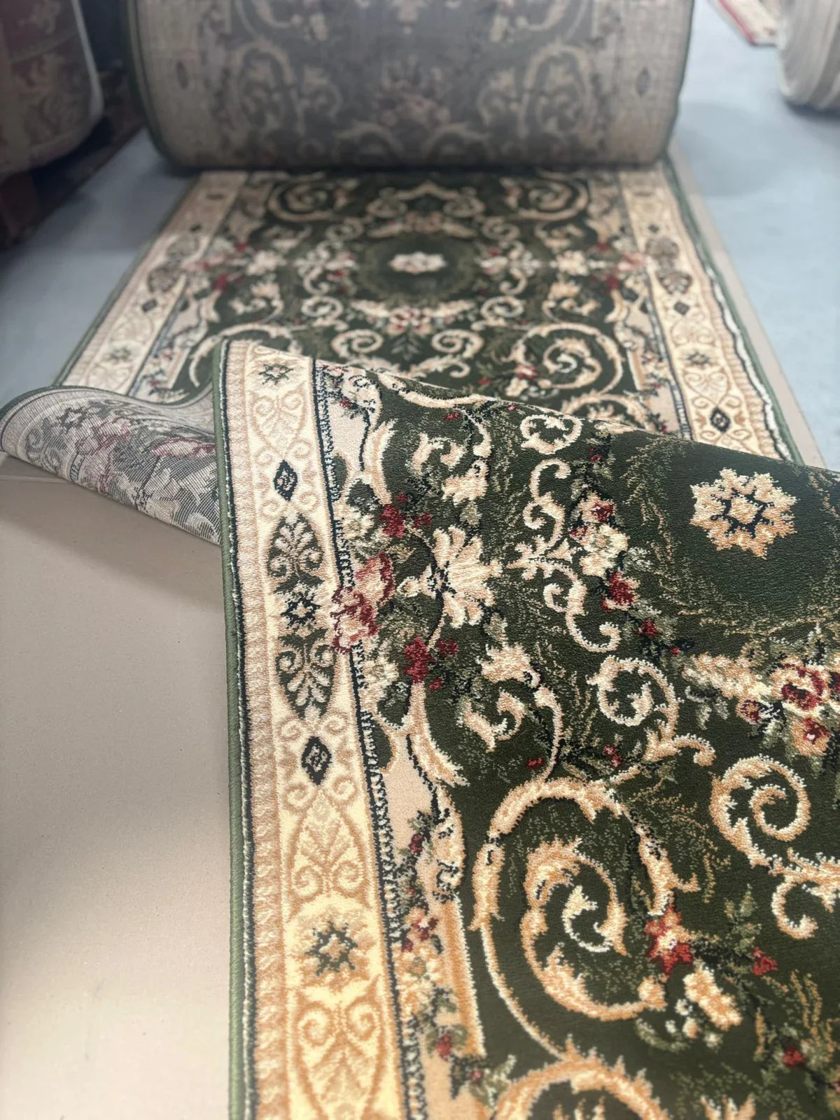 Traversa hol lunga verde cu bordura decorativa si aspect elegant