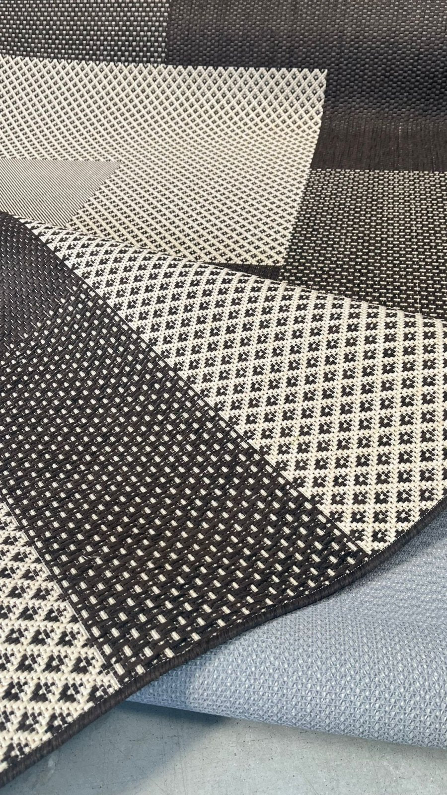 Detaliu traversa maro cu model patchwork modern, ideala pentru bucatarie, cu suport antiderapant