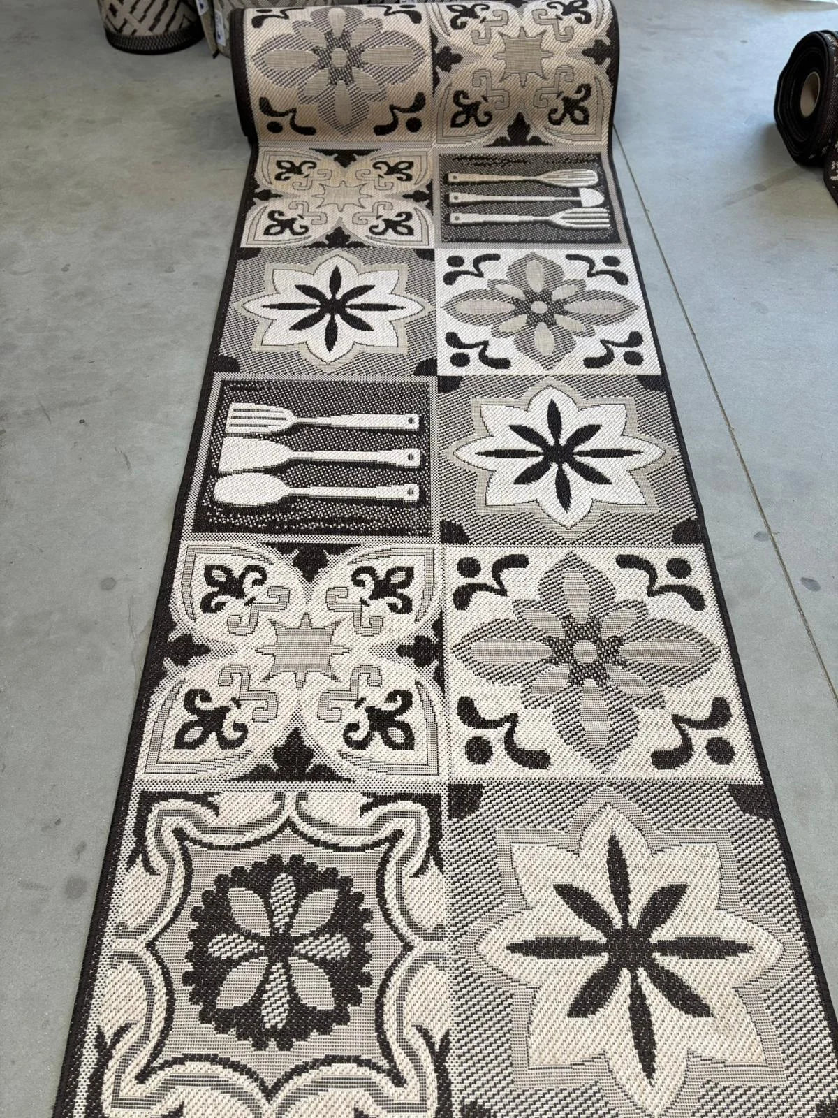 Detaliu traversa maro pentru bucatarie cu pattern floral si geometric, finisaj festonat durabil