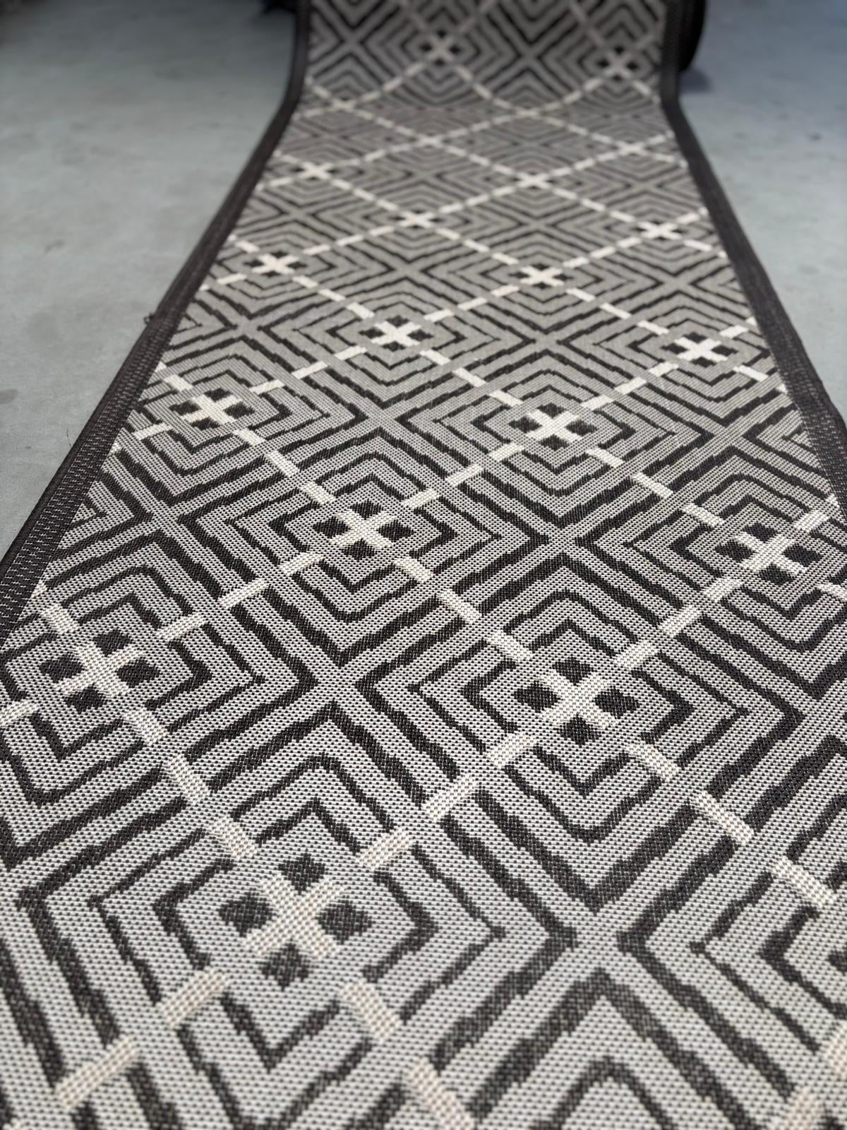 Detaliu traversa maro pentru bucatarie cu pattern geometric modern si finisaj festonat durabil