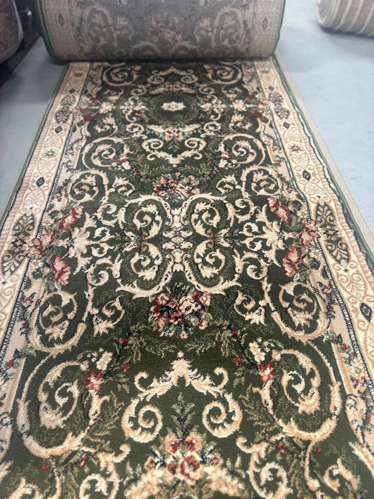 Traversa verde stil traditional cu model floral pentru hol si living